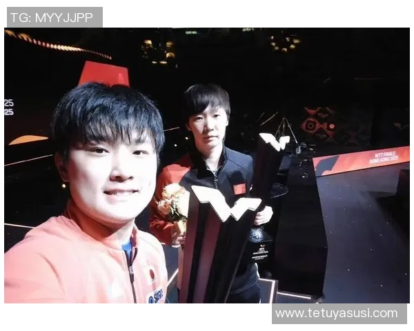 冠军合影！王曼昱表情严厉没笑，张本智和窘态百出，英文感谢香港球迷